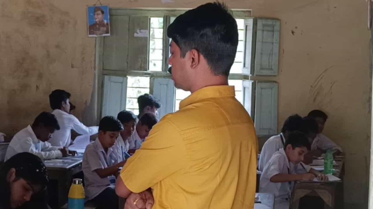 Bardhaman: 'কেন ভলান্টিয়র সার্ভিস দেব?', স্কুলে এলেন না বর্ধমানের চাকরিহারা, শিক্ষকরাই বাজাচ্ছেন ঘণ্টা-চালাচ্ছেন জলের পাম্প Bardhaman: 'কেন ভলান্টিয়র সার্ভিস দেব?', স্কুলে এলেন না বর্ধমানের চাকরিহারা, শিক্ষকরাই বাজাচ্ছেন ঘণ্টা-চালাচ্ছেন জলের পাম্প