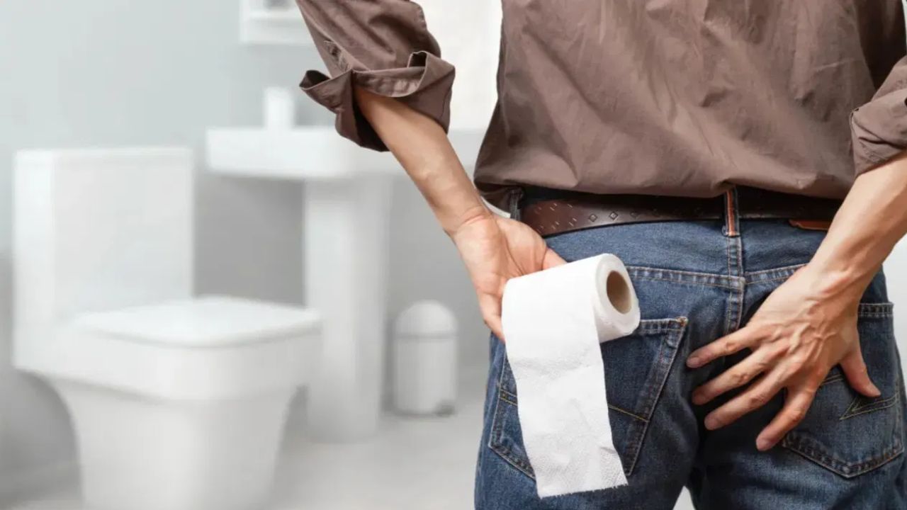 কমোডে ১০ মিনিটের বেশি বসে থাকছেন? আজই অভ্যাস বদলান, না হলে সামনে মহাবিপদ কমোডে ১০ মিনিটের বেশি বসে থাকছেন? আজই অভ্যাস বদলান, না হলে সামনে মহাবিপদ