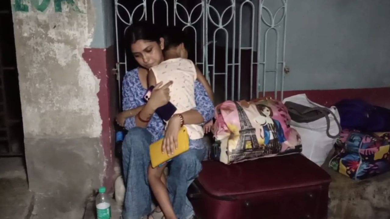 Belgharia: ছেলে-বৌ-মেয়েকে তাড়িয়ে দেওয়ার অভিযোগ শ্বশুরবাড়ির বিরুদ্ধে