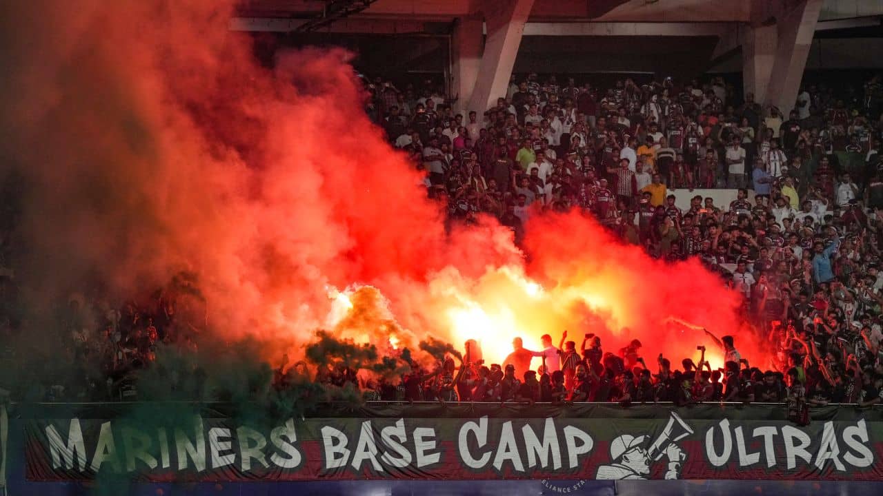 ISL Final: যুবভারতীতে বেঙ্গালুরু মালিকের গায়ে ছোড়া হল আতসবাজি, রেগে কাঁই পার্থ জিন্দাল