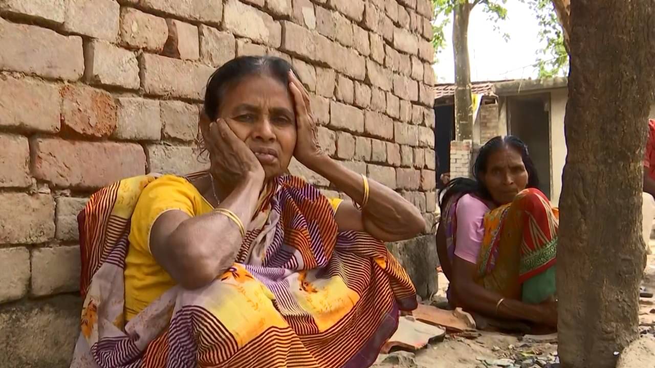 Murshidabad Unrest: ‘গলায় ছুরি ঠেকিয়ে কানের দুলটা ছিনিয়ে নিল’, সাংবাদিককে দেখেই কেঁদে ফেললেন বৃদ্ধা