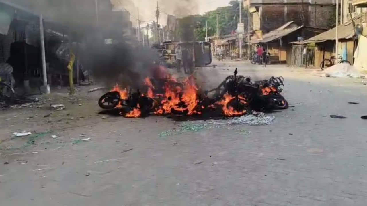 Bhangar Chaos: এবার ভাঙড়! রাস্তার উপরই আগুন লাগিয়ে দেওয়া হল পুলিশের বাইকে, পরপর ভাঙচুর গাড়ি