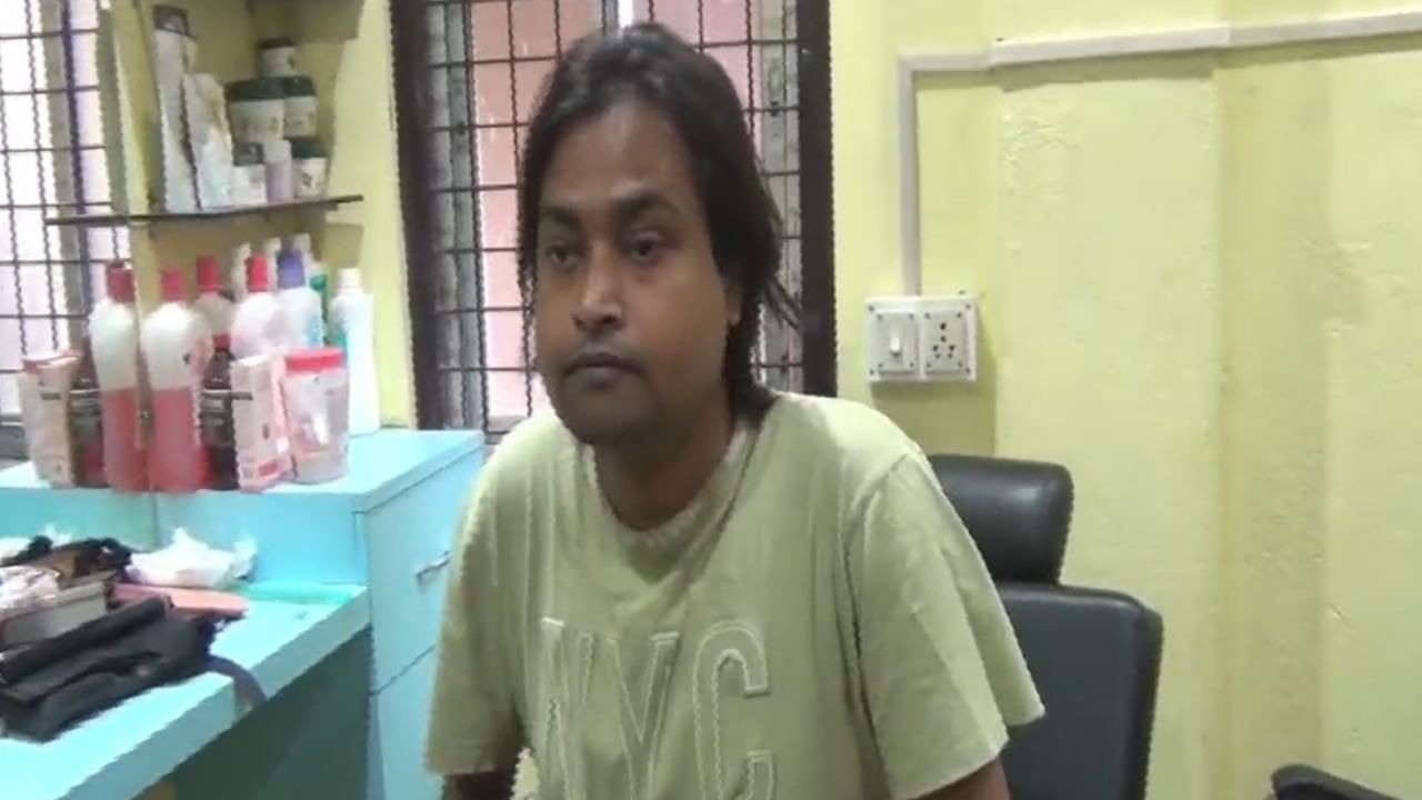 Makeup Artist: চোখে দেখেন না, তাঁর হাতের ছোঁয়াতেই ছড়ায় আলো! দৃষ্টিহীন মেকআপ আর্টিস্টের গল্প বলছে হার না মানা লড়াইয়ের কথা Makeup Artist: চোখে দেখেন না, তাঁর হাতের ছোঁয়াতেই ছড়ায় আলো! দৃষ্টিহীন মেকআপ আর্টিস্টের গল্প বলছে হার না মানা লড়াইয়ের কথা