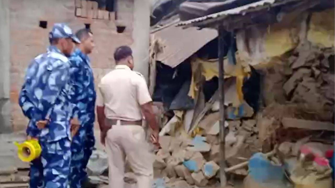 Birbhum: বোমা বিস্ফোরণে ভেঙে পড়ল তৃণমূল কর্মীর বাড়ির দেওয়াল, জখম মহিলা