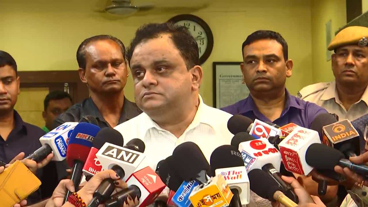 Bratya Basu: যোগ্য বঞ্চিতদের পাশে মানবিকভাবে-রাজনৈতিকভাবে থাকব, মুখ্যমন্ত্রীর উপর ভরসা রাখুন: ব্রাত্য Bratya Basu: যোগ্য বঞ্চিতদের পাশে মানবিকভাবে-রাজনৈতিকভাবে থাকব, মুখ্যমন্ত্রীর উপর ভরসা রাখুন: ব্রাত্য