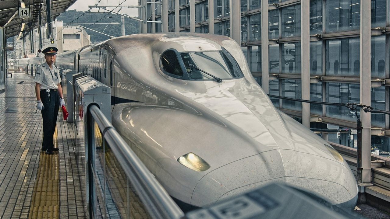 Bullet Train: বুলেট ট্রেনের সামনের অংশটা কেন ছুঁচলো, বলুন তো? Bullet Train: বুলেট ট্রেনের সামনের অংশটা কেন ছুঁচলো, বলুন তো?