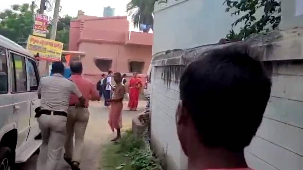 Burdwan: স্কুলেই দিনের পর দিন ‘শ্লীলতাহানি’! মারমুখী জনতার সামনে থেকে শিক্ষককে তুলে নিয়ে গেল পুলিশ