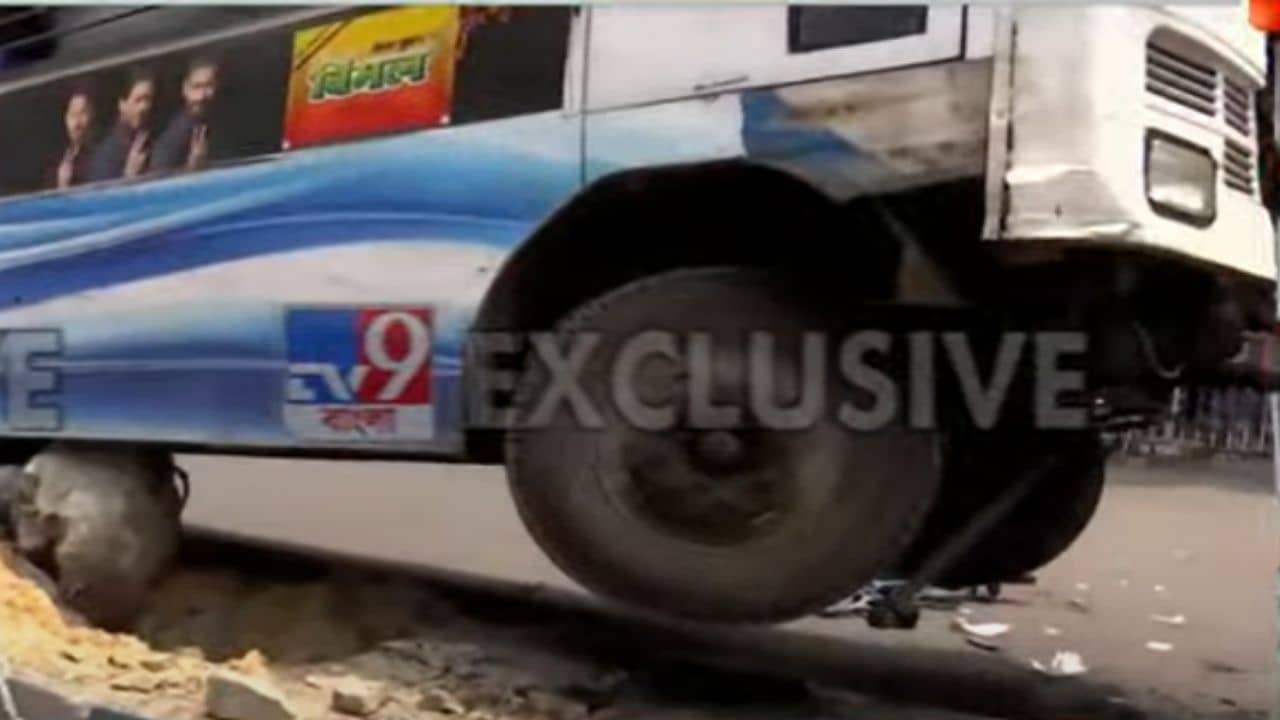 চালকের তৎপরতায় বড় দুর্ঘটনা থেকে রক্ষা, ময়দানে রাস্তা ছেড়ে ডিভাইডারে উঠে গেল সরকারি বাস, আহত ৩