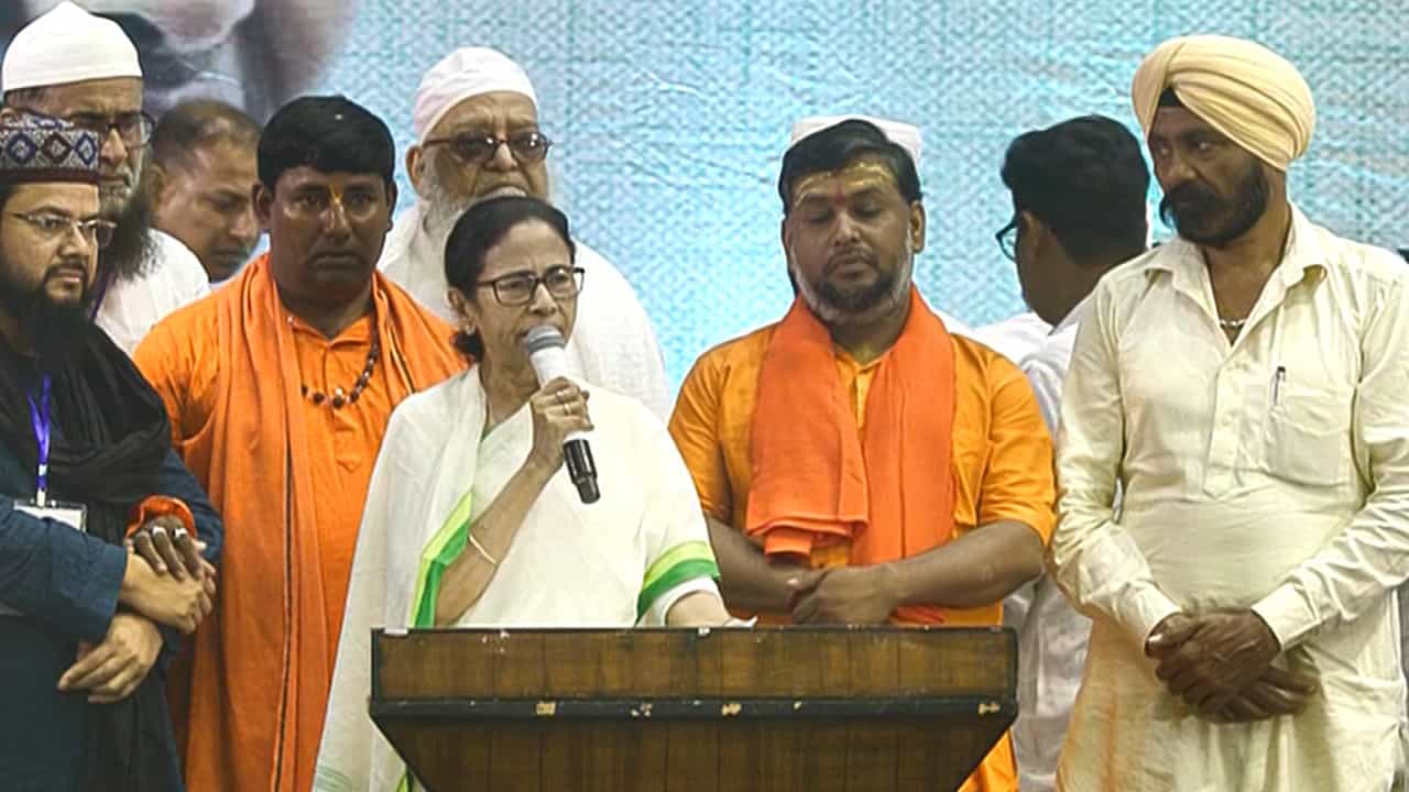 CM Mamata Banerjee: মৃতদের পরিবারকে ১০ লাখের ক্ষতিপূরণ, ক্ষতিগ্রস্তদের বাংলা আবাসে বাড়ি, ঘোষণা মমতার CM Mamata Banerjee: মৃতদের পরিবারকে ১০ লাখের ক্ষতিপূরণ, ক্ষতিগ্রস্তদের বাংলা আবাসে বাড়ি, ঘোষণা মমতার