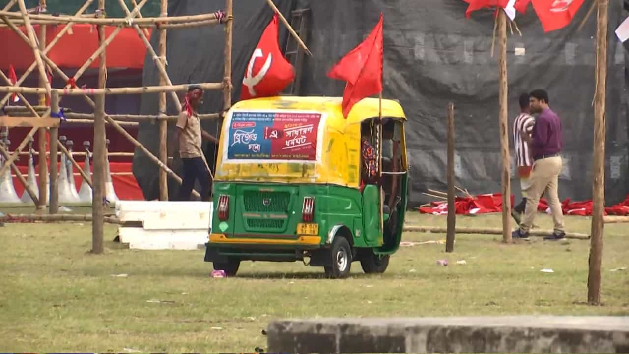 CPIM: সিপিএম কি এবার ‘ব্যাক টু বেসিক’? ‘শ্রমিক শ্রেণির’ ডাকেই কাল লাল ঝান্ডার ব্রিগেড CPIM: সিপিএম কি এবার ‘ব্যাক টু বেসিক’? ‘শ্রমিক শ্রেণির’ ডাকেই কাল লাল ঝান্ডার ব্রিগেড
