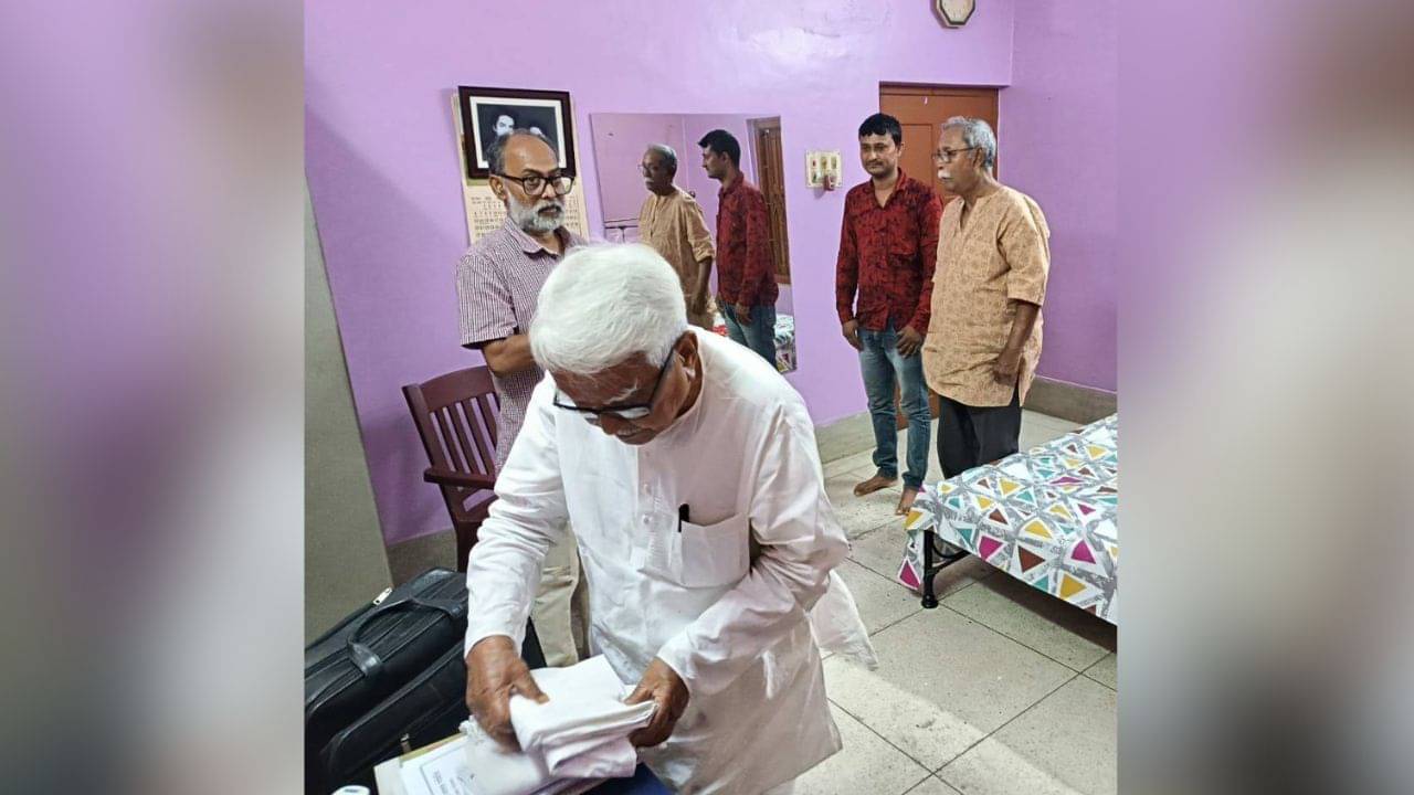 Biman Bose: ৮৫ বছর বয়সেও নিজের পোশাক নিজেই কাচেন, সাদা ধবধবে বিমানের পোশাক