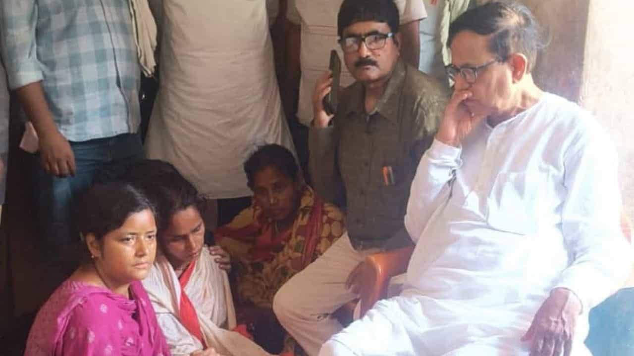 CPM কর্মীদের মৃত্যুর প্রতিবাদে শহিদ দিবস পালনের ডাক BJP-র, তার আগেই শোকার্তদের বাড়িতে হাজির সেলিম-মীনাক্ষীরা CPM কর্মীদের মৃত্যুর প্রতিবাদে শহিদ দিবস পালনের ডাক BJP-র, তার আগেই শোকার্তদের বাড়িতে হাজির সেলিম-মীনাক্ষীরা