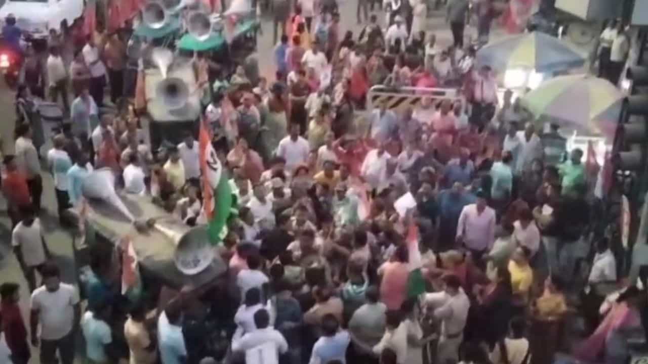 CPM vs TMC: মুখোমুখি TMC-CPM, বালুরঘাটে দুই দলের সভা ঘিরে উত্তেজনা চরমে CPM vs TMC: মুখোমুখি TMC-CPM, বালুরঘাটে দুই দলের সভা ঘিরে উত্তেজনা চরমে