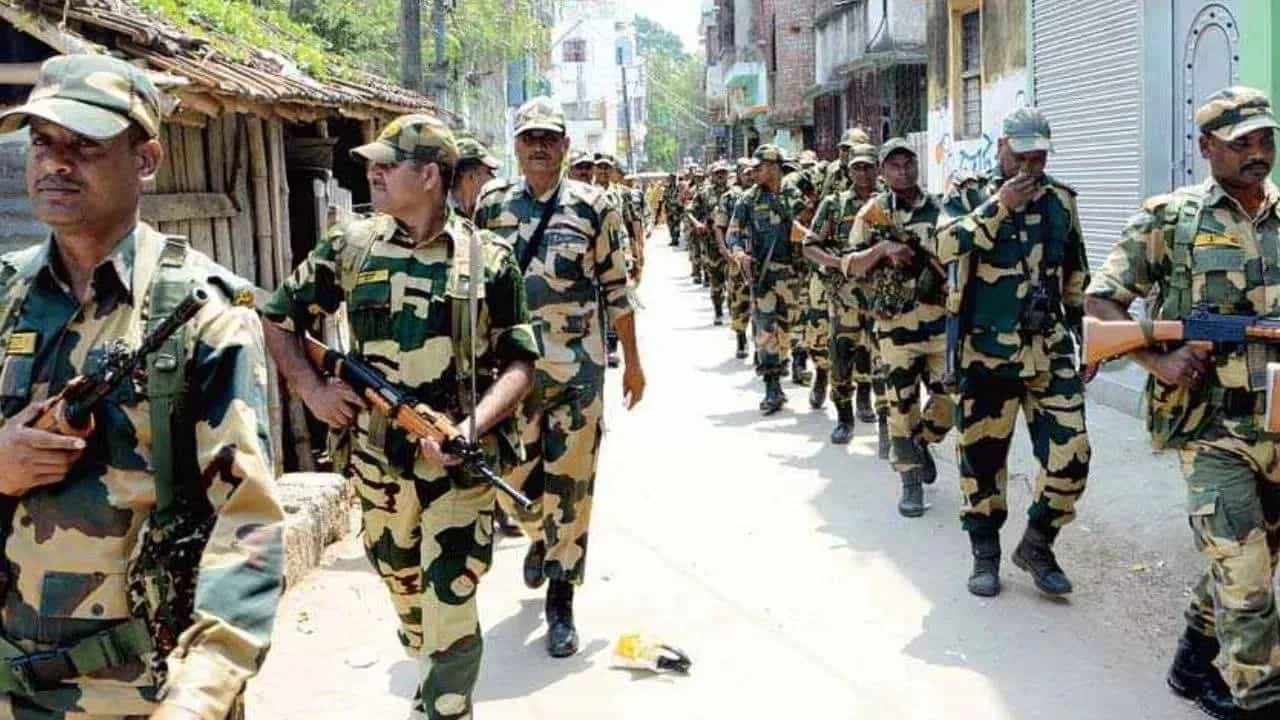 Calcutta High Court: কেন্দ্রীয় বাহিনী মোতায়েন হবে? হাইকোর্টে আধ ঘণ্টা সময় চাইল রাজ্য Calcutta High Court: কেন্দ্রীয় বাহিনী মোতায়েন হবে? হাইকোর্টে আধ ঘণ্টা সময় চাইল রাজ্য