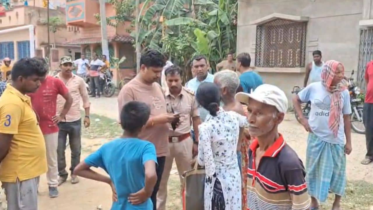 Hooghly: বাড়ির সামনে খেলতে হাঁটুর বয়সী ছেলের সঙ্গে প্রেম মহিলার, চরম সিদ্ধান্ত নিলেন স্বামী