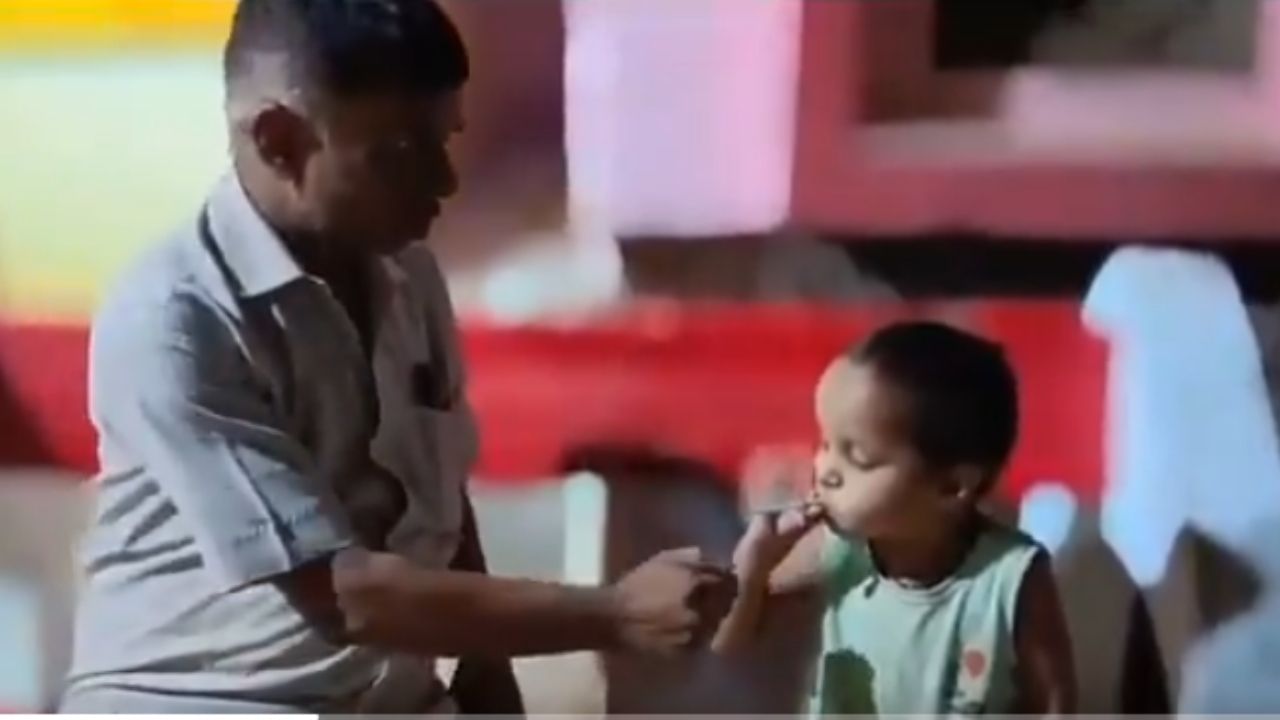 VIDEO: সর্দিকাশিতে ভুগছিল, ৫ বছরের শিশুর মুখে সিগারেট ধরিয়ে চিকিৎসক বললেন 'টানো, টানো' VIDEO: সর্দিকাশিতে ভুগছিল, ৫ বছরের শিশুর মুখে সিগারেট ধরিয়ে চিকিৎসক বললেন 'টানো, টানো'