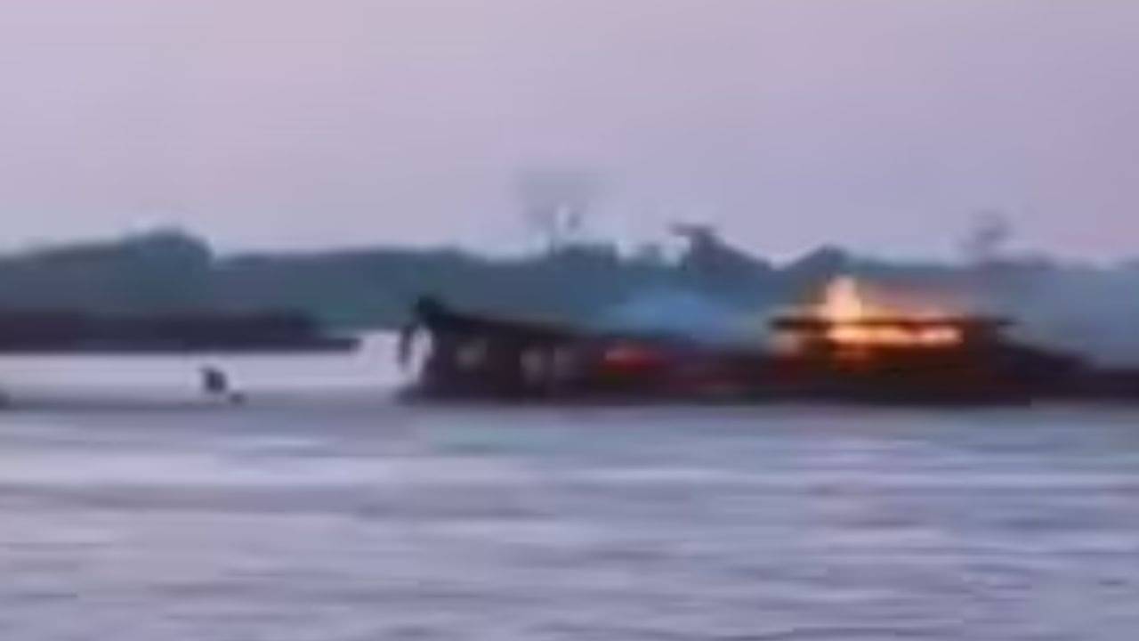 Boat catches fire: ভয়াবহ আগুন, নদীতে ডুবেও গেল নৌকা, মৃত কমপক্ষে ১৪৮