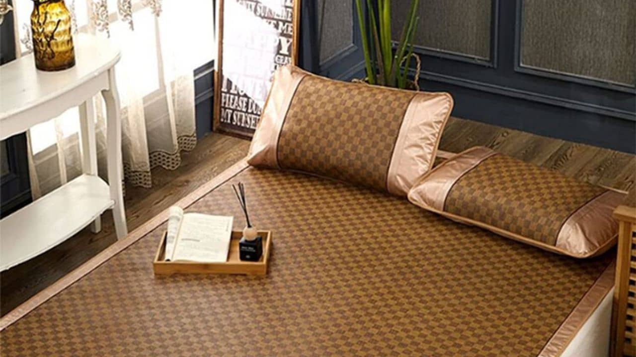 Summer Hacks: এসি, কুলার কিচ্ছু লাগবে না! চরম গরমেও নিজের বিছানাকে ঠান্ডা রাখবেন কী ভাবে?