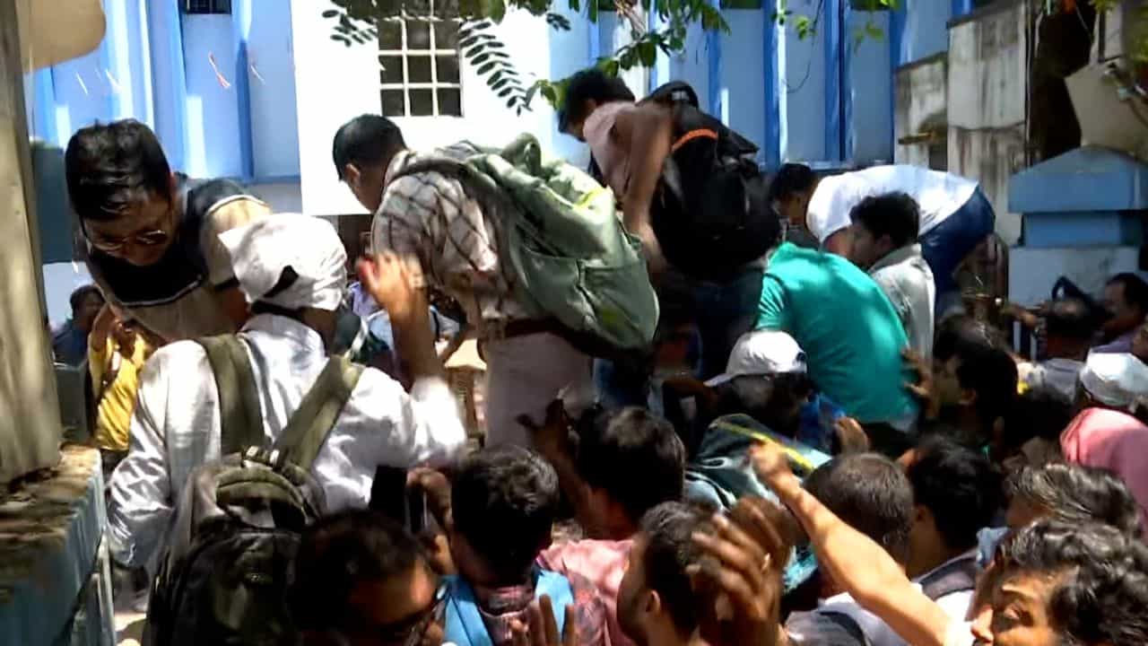 Recruitment Scam: আজ যেন ওরা মহাপ্রলয়ের নটরাজ! জেলায় জেলায় DI অফিসে 'বিদ্রোহী' চাকরিহারারা Recruitment Scam: আজ যেন ওরা মহাপ্রলয়ের নটরাজ! জেলায় জেলায় DI অফিসে 'বিদ্রোহী' চাকরিহারারা