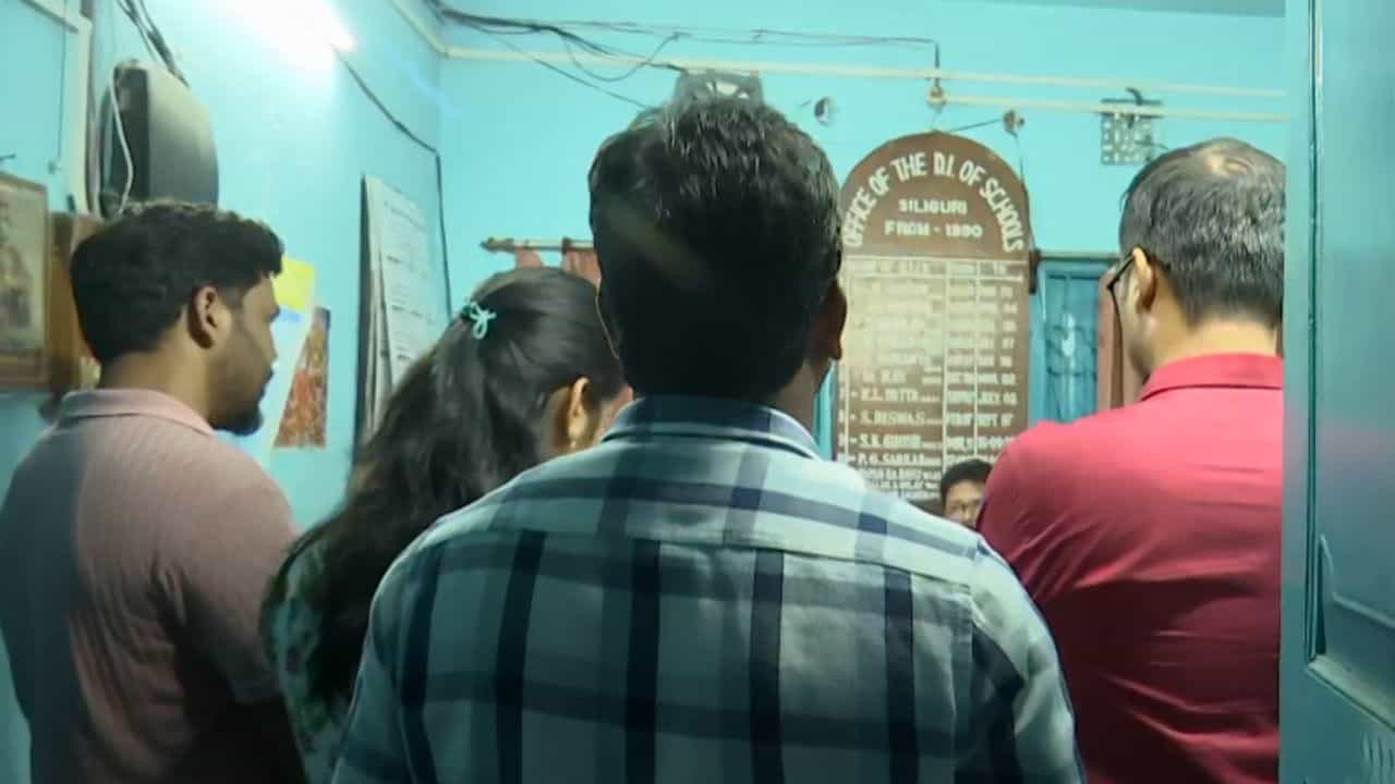 Siliguri: বেতন বন্ধ করতে স্যালারি পোর্টালে 'অযোগ্য'দের নাম কাটছে শিক্ষা দফতর Siliguri: বেতন বন্ধ করতে স্যালারি পোর্টালে 'অযোগ্য'দের নাম কাটছে শিক্ষা দফতর
