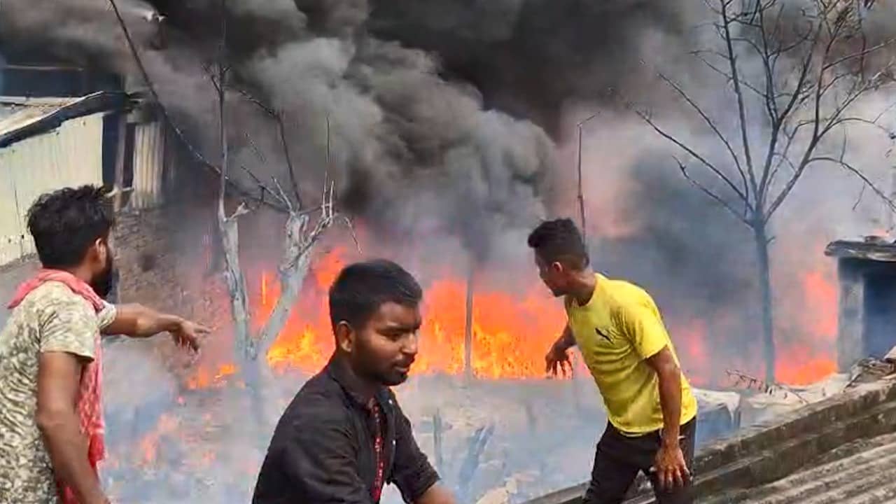 Fire in Kolkata: ধাপায় প্লাস্টিক-টায়ারের গুদামে বিধ্বংসী আগুন, ধোঁয়ায় ঢাকল বাইপাস! ছুটল দমকল