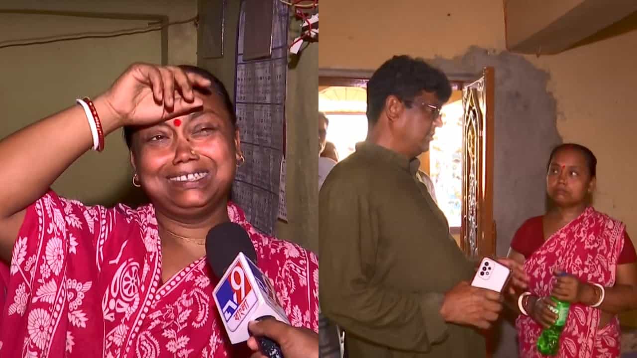 Murshidabad Unrest: ‘সেদিন যদি মেয়েদের নিয়ে না পালাতাম…’, কেঁদে ফেললেন কেষ্ট পালের স্ত্রী! গ্রামে পা পড়ল বিধায়কের Murshidabad Unrest: ‘সেদিন যদি মেয়েদের নিয়ে না পালাতাম…’, কেঁদে ফেললেন কেষ্ট পালের স্ত্রী! গ্রামে পা পড়ল বিধায়কের
