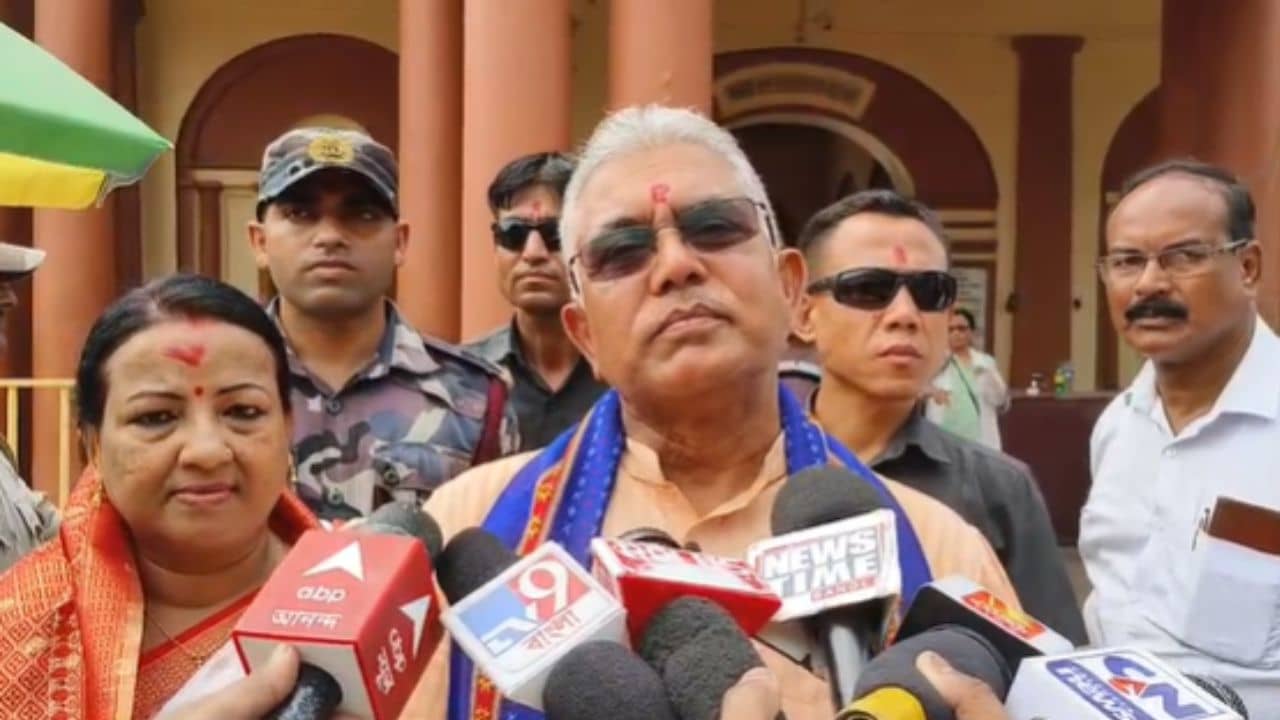 Dilip Ghosh: সস্ত্রীক দক্ষিণেশ্বরে পুজো দিয়ে বেরিয়ে দিলীপ চাকরিহারাদের উদ্দেশে দিলেন বড় পরামর্শ