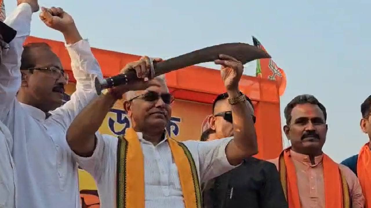 Dilip Ghosh: হাতে দা, দিলীপ বললেন, আপনার বাড়িতে হাতিয়ার থাকতে হবে