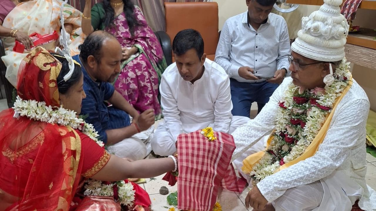 সকালেই দিলীপকে শুভেচ্ছা জানিয়ে যান সুকান্ত মজুমদার, লকেট চট্টোপাধ্যায়, শমীক ভট্টাচার্যরা। আসেন কেন্দ্রীয় স্তরের নেতারাও।