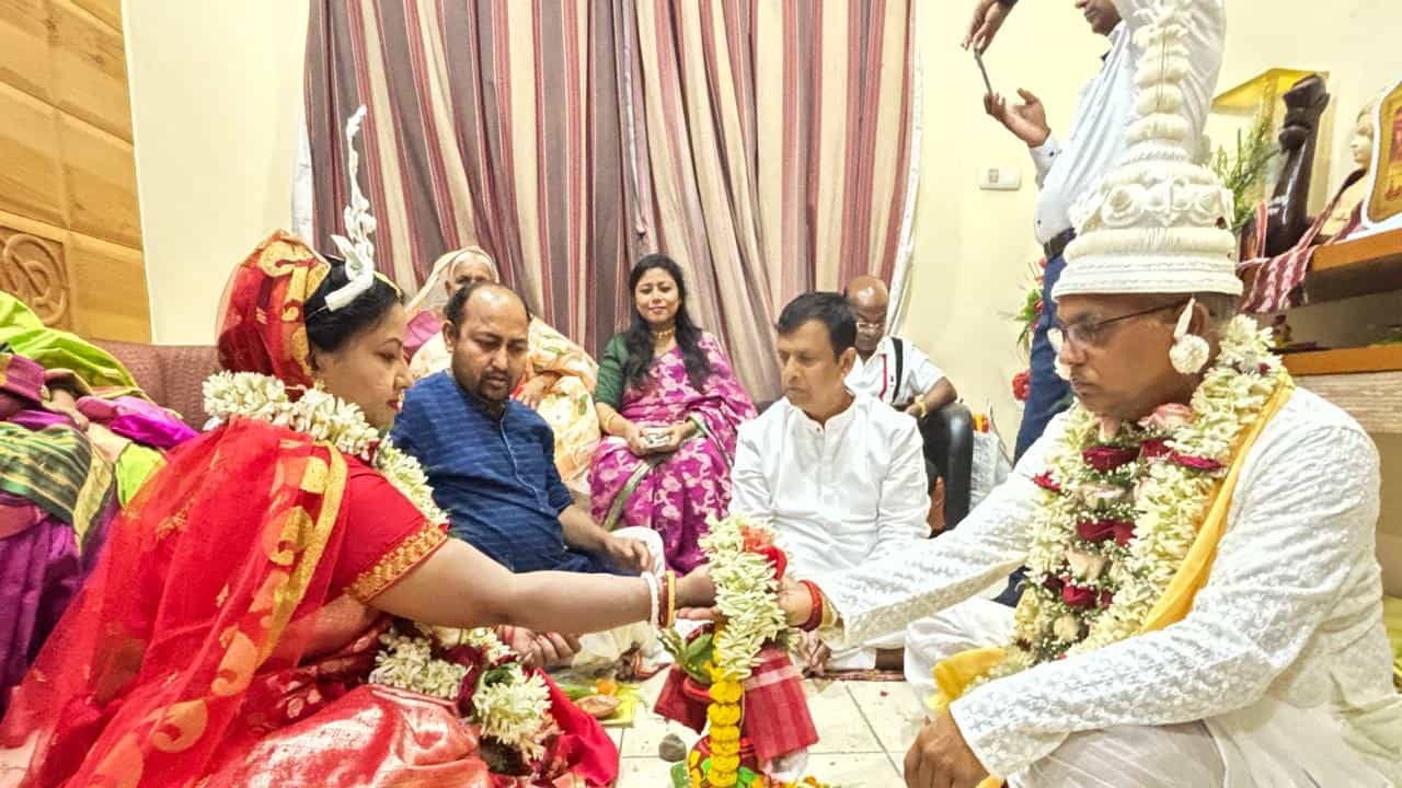 অল্প বয়সে যে ছেলে ঘর ছেড়েছিল সে ঘরে ফির ৬০ বছর বয়সে। বসন্তের অপেক্ষা শেষ হল তপ্ত বৈশাখে। বিয়ে করে ফেললেন বঙ্গ বিজেপির প্রাক্তন সভাপতি দিলীপ ঘোষ।