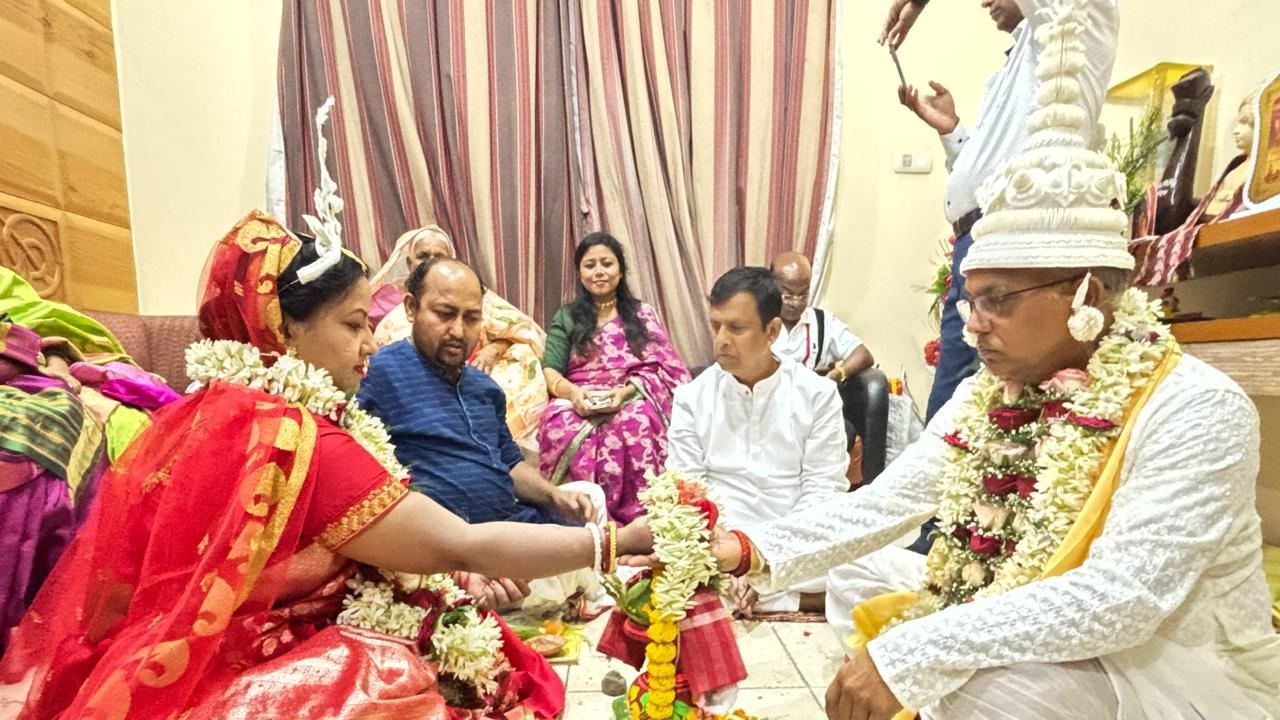 অল্প বয়সে যে ছেলে ঘর ছেড়েছিল সে ঘরে ফির ৬০ বছর বয়সে। বসন্তের অপেক্ষা শেষ হল তপ্ত বৈশাখে। বিয়ে করে ফেললেন বঙ্গ বিজেপির প্রাক্তন সভাপতি দিলীপ ঘোষ।