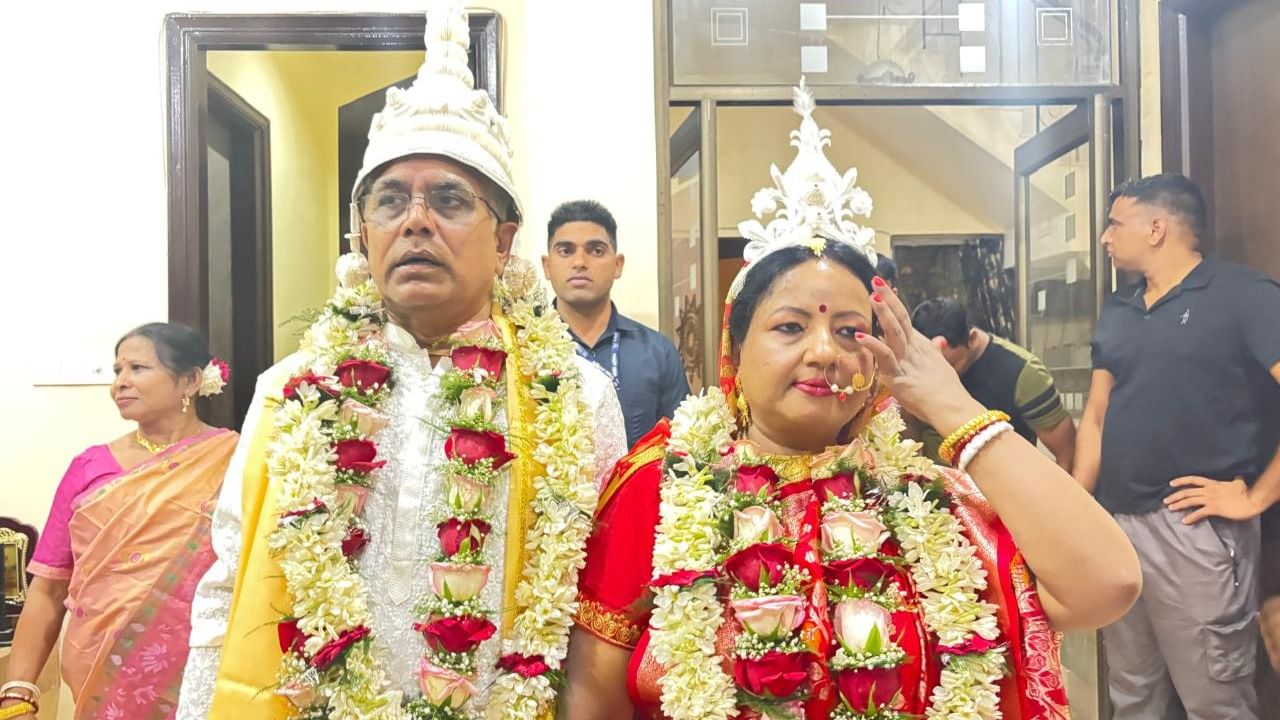 বিয়েতে নেই কোনও আড়ম্বরের ছোঁয়া। চারদিকে যত মতই আসুক না কেন মায়ের নির্দেশই শেষ পর্যন্ত শিরোধার্য। আমি না থাকলে তোকে দেখবে কে, দিলীপকে বলেছিলেন মা পুষ্পলতা। তাঁর কথাতেই শেষ পর্যন্ত বিয়ের সিদ্ধান্ত।