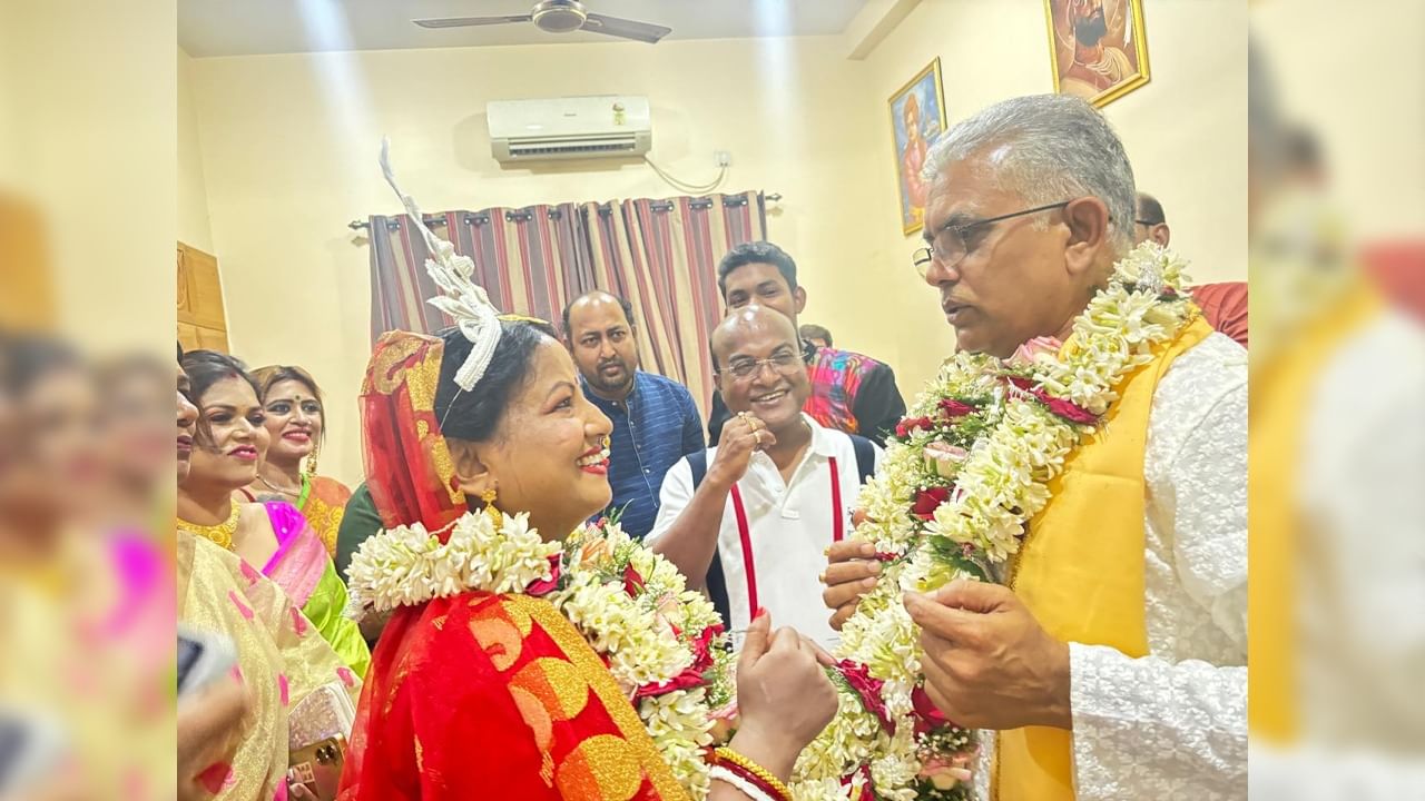 বিয়ের পরের দিনই আবার জন্মদিন দিলীপ ঘোষের। ইতিমধ্যেই তৃণমূলের হেভিওয়েটরা তাঁকে বিয়ের শুভেচ্ছা বার্তা তো জানিয়েইছেন, শুভেচ্ছা জানিয়েছেন মুখ্যমন্ত্রী মমতা বন্দ্যোপাধ্যায়ও।