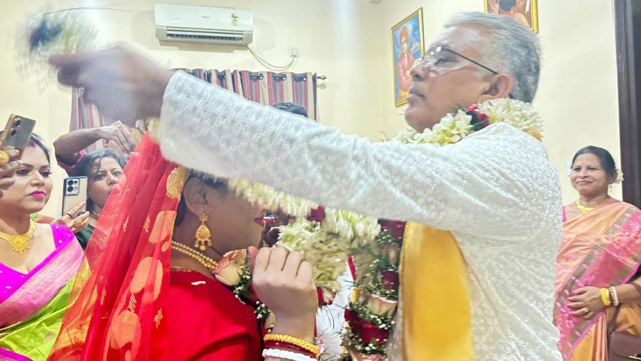 বিয়ের মেনুতে থাকছে সাদা ভাত, মাছের মাথা দিয়ে মুগের ডাল, রুই মাছের কালিয়া, পাঁচ মিশালি তরকারি। সঙ্গে থাকছে চাটনি, পাঁপড়, দই, রসগোল্লা, আইসক্রিম।