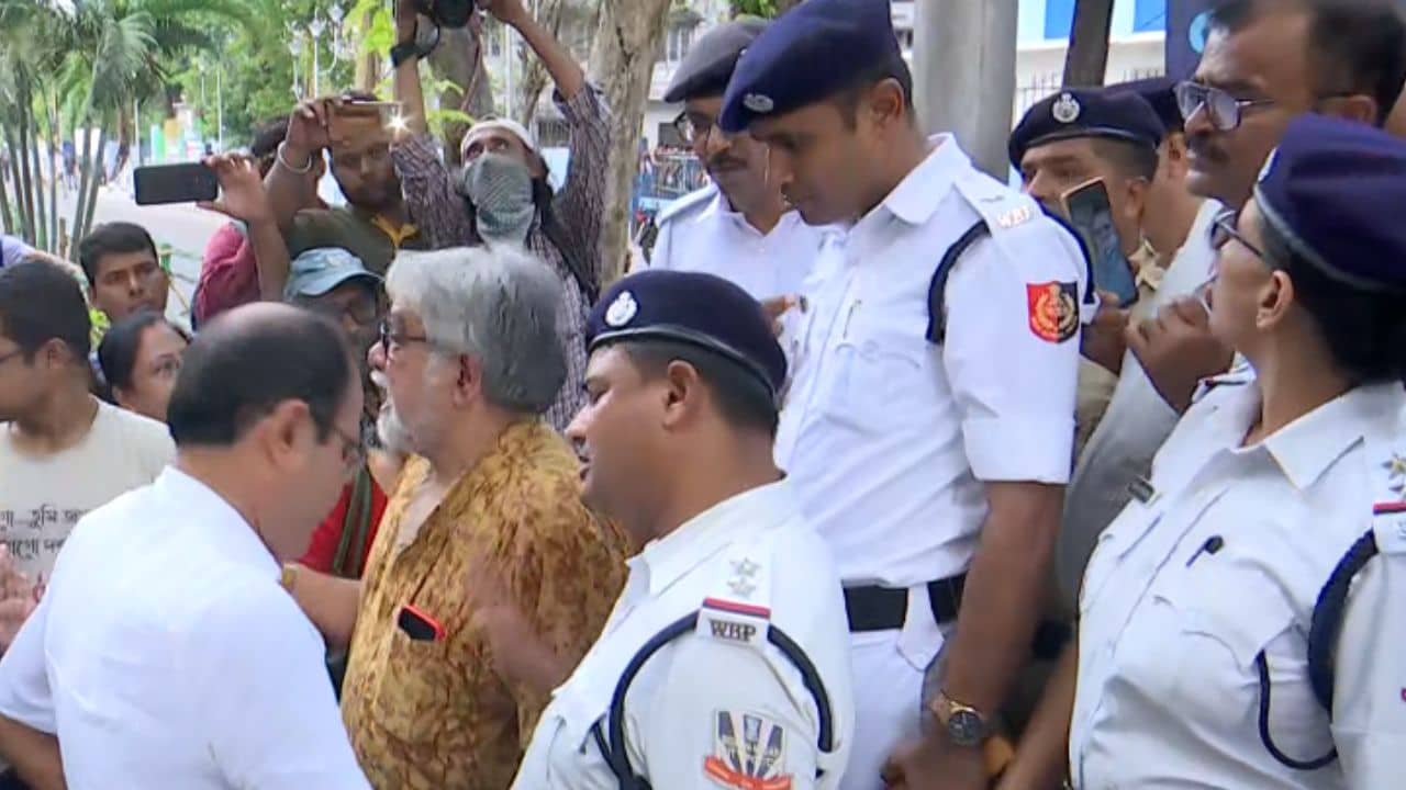 Doctors Protest: মুর্শিদাবাদের সময় তো দেখা পাওয়া যায়নি, সল্টলেকে ডাক্তার-শিক্ষক সকলেই রাস্তায়! ডেপুটেশন জমাকে কেন্দ্র করে উত্তেজনা