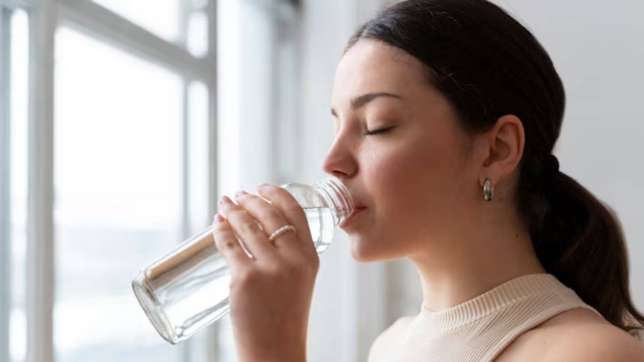 ঘুম থেকে উঠেই ঢকঢক করে খেয়ে নিন ম্যাজিক জল! উপকার জানলে রোজ খাবেন