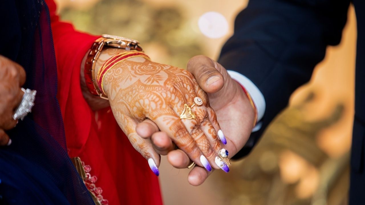 Marriage: বিয়ের পর নববধূর মুখ দেখতে ঘোমটা তুলতেই আঁতকে উঠল যুবক, সামনে এটা কে? যা হয়ে গেল Marriage: বিয়ের পর নববধূর মুখ দেখতে ঘোমটা তুলতেই আঁতকে উঠল যুবক, সামনে এটা কে? যা হয়ে গেল