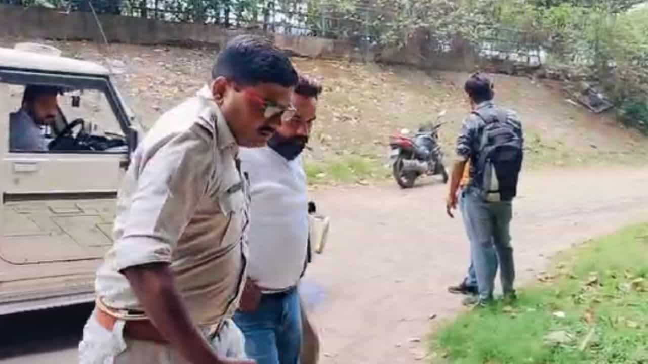 Durgapur: বালি মাফিয়া করছিলেন তামা পাচার, পুলিশের জালে কুখ্যাত কেবু Durgapur: বালি মাফিয়া করছিলেন তামা পাচার, পুলিশের জালে কুখ্যাত কেবু