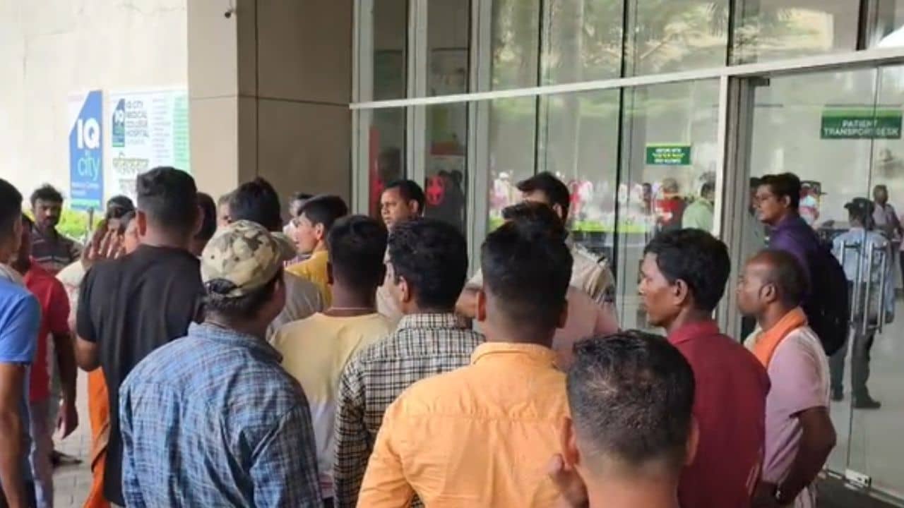 Durgapur: চিকিৎসার গাফিলতিতে যুবকের মৃত্যুর অভিযোগ, ধুন্ধুমার