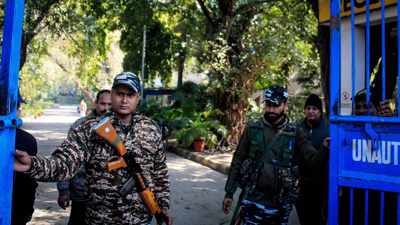 ED Raid: পিএইচই-তে দুর্নীতি! প্রাক্তন মুখ্যমন্ত্রী-ঘনিষ্ঠকে তুলে নিয়ে গেল ইডি