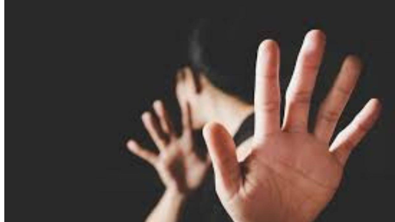 পোশাক খুলে দাও, শুধু অন্তর্বাসে শরীর দেখতে চাই! অভিনেত্রীকে কুপ্রস্তাব পরিচালকের, তারপর...