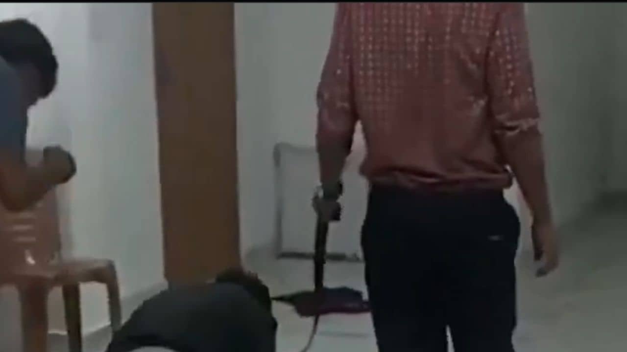 টার্গেট পূরণে ব্যর্থ, কর্মীদের কুকুর সাজিয়ে মেঝে চাটাল সংস্থা!