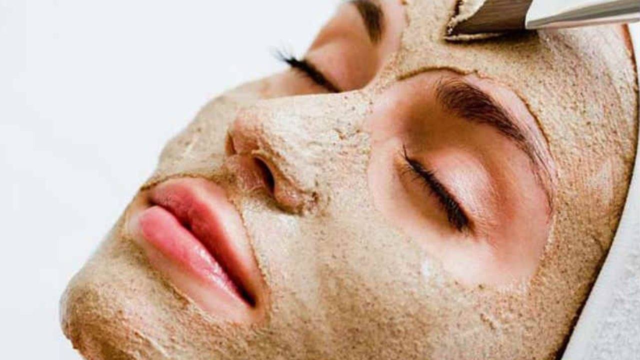 শুধু খেলে হবে না, ত্বকে গ্লো আনতে মাখুন এই ফল