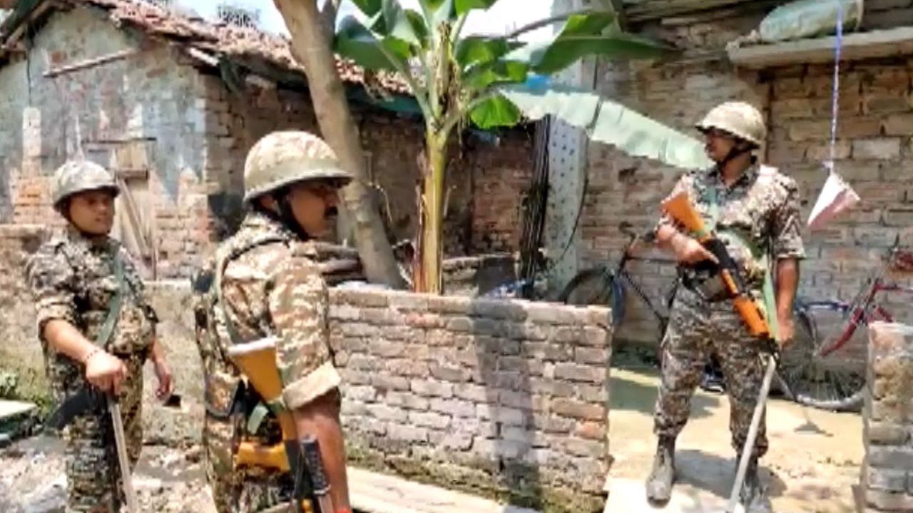 Fake Passport: টানা ১০ ঘণ্টার জিজ্ঞাসাবাদ, গেদে থেকে গ্রেফতার পাসপোর্ট জালিয়াতি চক্রের অন্যতম মাথা Fake Passport: টানা ১০ ঘণ্টার জিজ্ঞাসাবাদ, গেদে থেকে গ্রেফতার পাসপোর্ট জালিয়াতি চক্রের অন্যতম মাথা