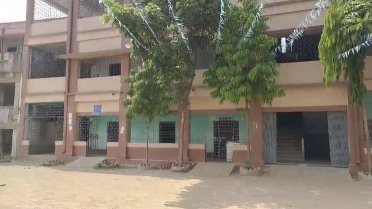 Murshidabad: ৬০ জনের মধ্যে ৩৬ জন শিক্ষকেরই চাকরি গেল, সঙ্কটে মুর্শিদাবাদের অর্জুনপুর হাইস্কুল