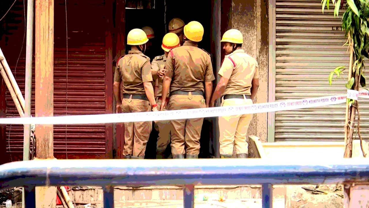 Fire in Kolkata: বেআইনি নির্মাণ-অর্থের দাপটেই অনর্থ? বড়বাজারের বিধ্বংসী অগ্নিকাণ্ডে উঠছে প্রশ্ন