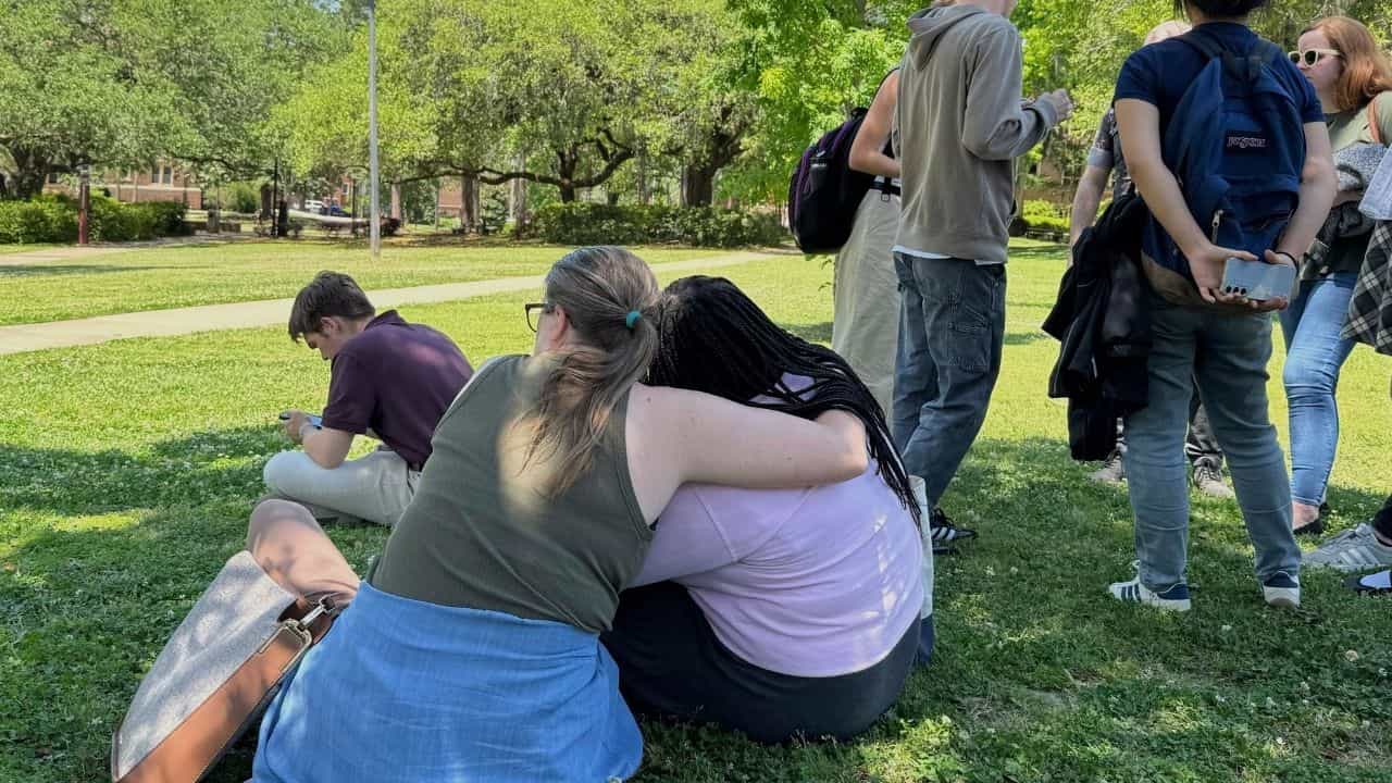 Florida University Shooting: বিশ্ববিদ্যালয়ে ঢুকে এলোপাথাড়ি গুলি পুলিশের ছেলের! মৃত ২, আহত কমপক্ষে ৫ Florida University Shooting: বিশ্ববিদ্যালয়ে ঢুকে এলোপাথাড়ি গুলি পুলিশের ছেলের! মৃত ২, আহত কমপক্ষে ৫