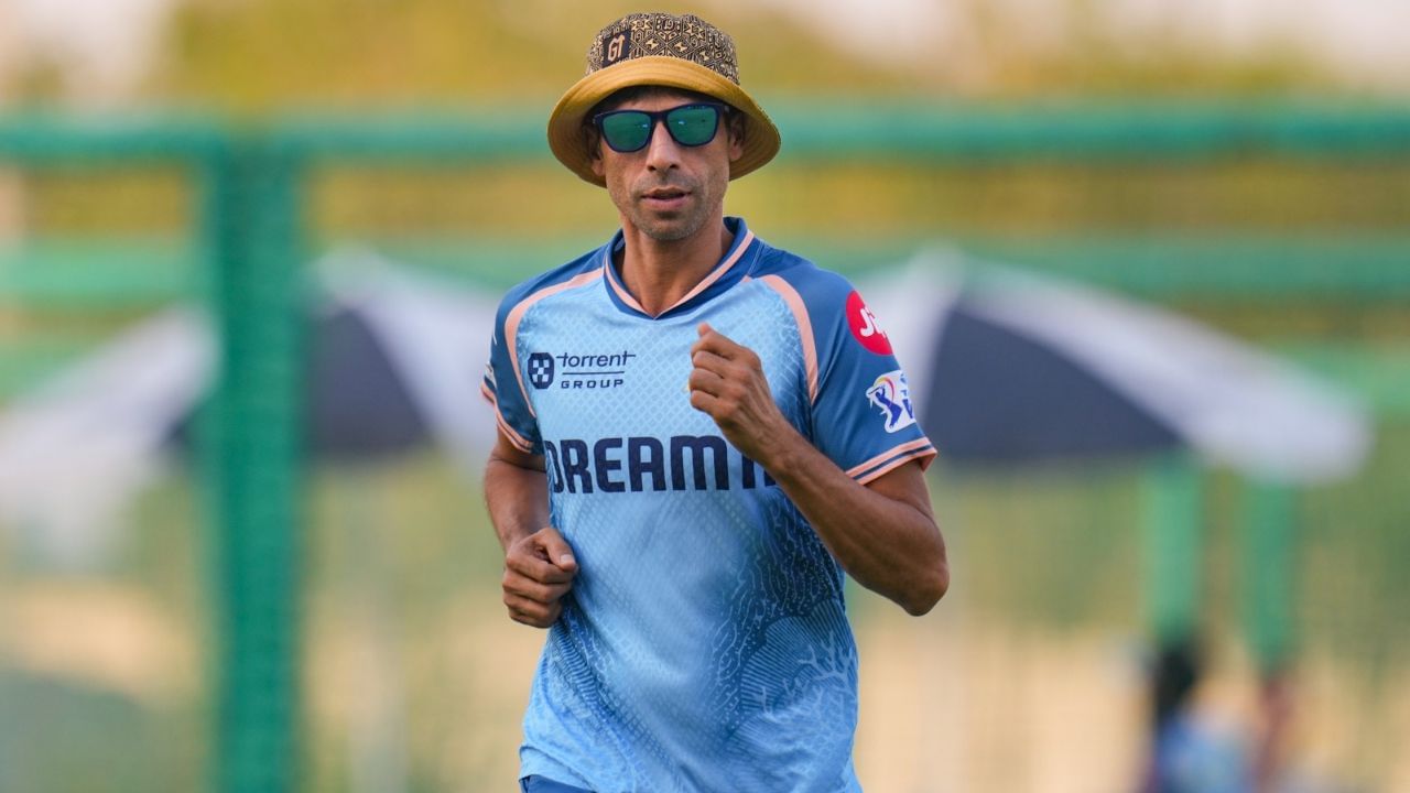 Ashish Nehra: টাইটান্সের 'ফুটবল' কোচ নেহরাজি, অকশন থেকে অ্যাকশন, ঠিক যেন 'ম্যানেজার'-এর মতো! Ashish Nehra: টাইটান্সের 'ফুটবল' কোচ নেহরাজি, অকশন থেকে অ্যাকশন, ঠিক যেন 'ম্যানেজার'-এর মতো!