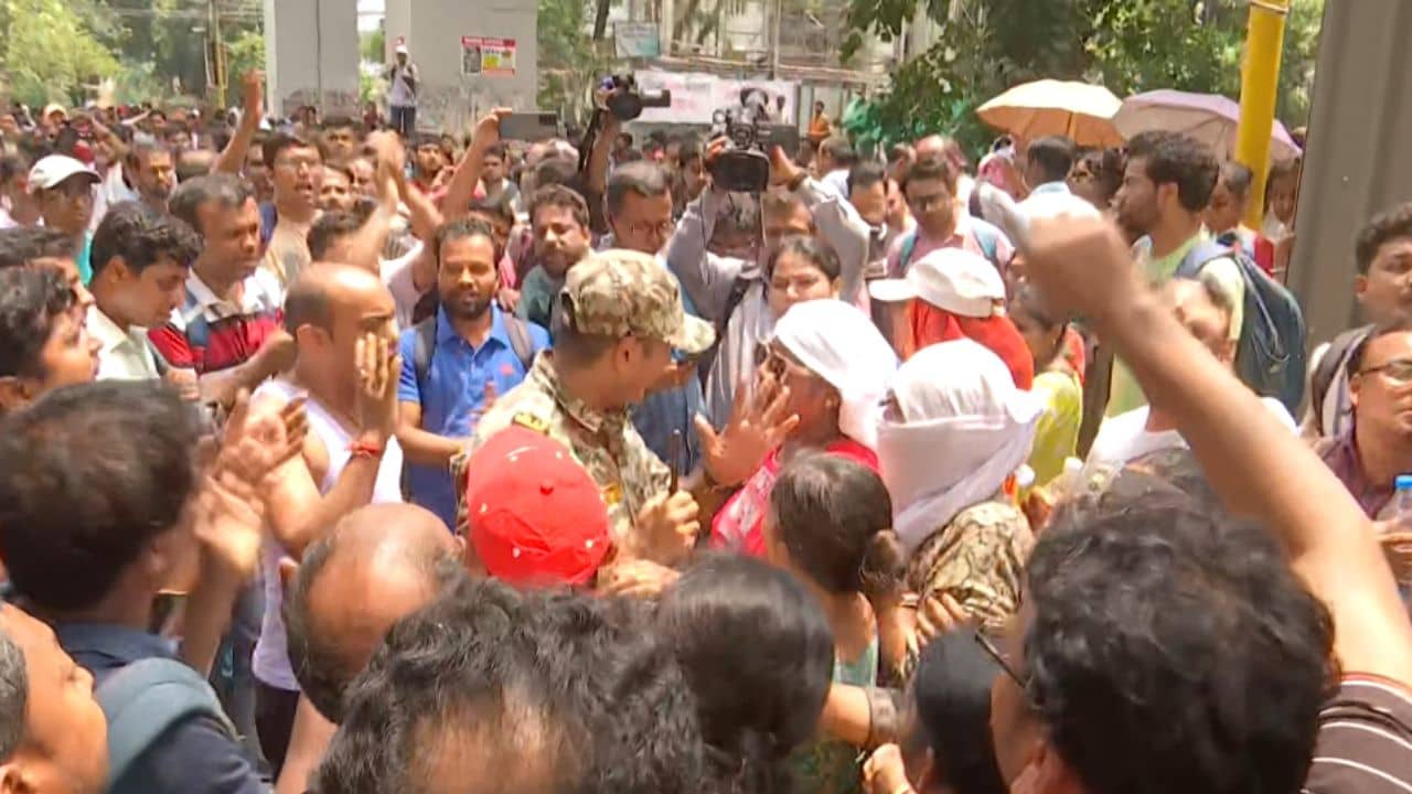 Sacked Teacher: আপনারা কাকে বাঁচাতে এসেছেন স্যর?, SSC ভবনে ঢোকার মুখেই পুলিশকে গো ব্যাক স্লোগান! বাধ্য হয়ে ফেরত গেলেন আধিকারিক