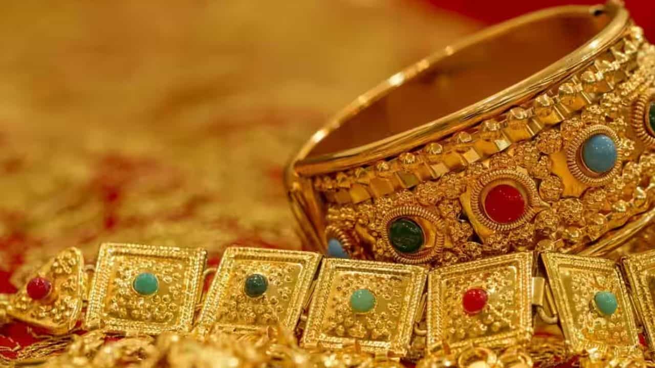 Gold Price Hike Today: পূর্বাভাস মিথ্যা করে চড়চড়িয়ে বাড়ল দাম, এই মাসেই কি একলাখি সোনা? Gold Price Hike Today: পূর্বাভাস মিথ্যা করে চড়চড়িয়ে বাড়ল দাম, এই মাসেই কি একলাখি সোনা?
